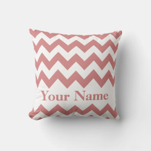 Roze vette chevron met monogram kussen