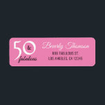 Roze, vijftig en Fabulous 50th Birthday Script Etiket<br><div class="desc">50 en Fabulous 50th Birthday Address Label. De achtergrond is roze met witte en zwarte tekst in een trendy typografie. U kunt de naam en het adres gemakkelijk aanpassen.</div>