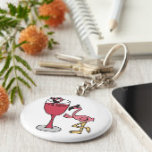 Roze vleugelflamingo in Blush Wine Glass Sleutelhanger (Zijkant)