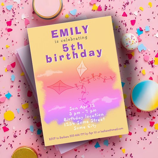 Roze vliegers tekenen verjaardagsfeestje voor kind kaart