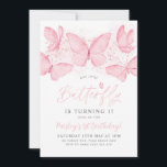 Roze vlinder 1e verjaardag Uitnodiging om baby mei<br><div class="desc">Roze vlinder 1e verjaardag uitnodiging met roze waterverf vlinders. De perfecte uitnodiging voor je eerste verjaardagsfeestje.</div>