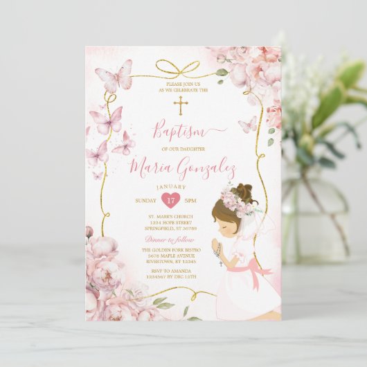 Roze vlinder bloemenmeisje biddend gouden doop kaart (Staand voorkant)