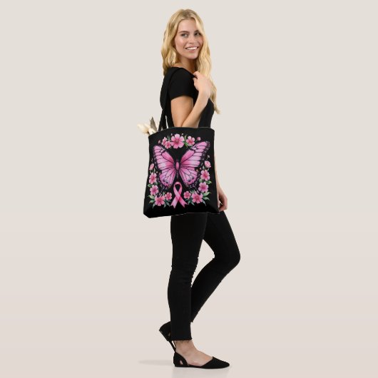 Roze vlinder borstkankerbewustzijnslint tote bag (Op model)