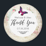 Roze Vlinder en Versleten Vintage Rozen Trouwen Magneet<br><div class="desc">Een trouw-magnet met een elegante roze magenta vlinder met paarse accenten. Een witte lijst met een gouden rand is bovenop een versleten vintage collage met roze rozen en andere decoratieve elementen geplaatst. Een chic ouderwetse sfeer.</div>