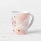  roze vlinder in de wolken latte mok (Rechterhoek)