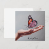 Roze vlinder in hand aanpasbaar feestdagenkaart (Voorkant / Achterkant)