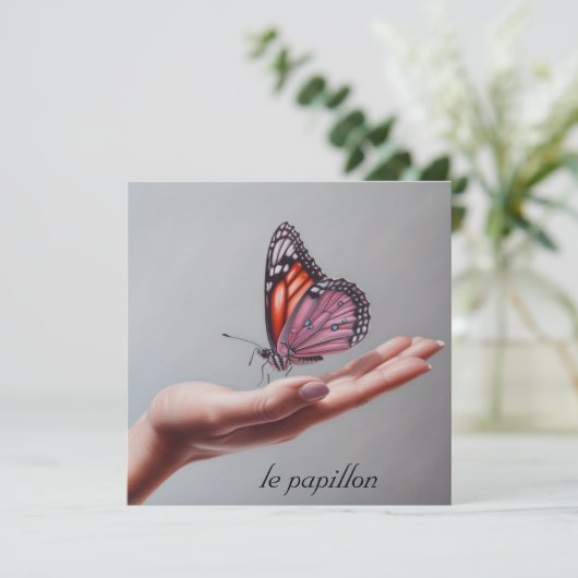 Roze vlinder in hand aanpasbaar feestdagenkaart (Staand voorkant)