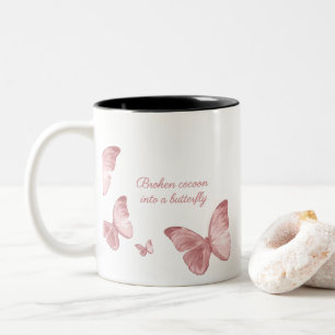 Roze Vlinder Mok – Esthetische Zwarte Achtergrond