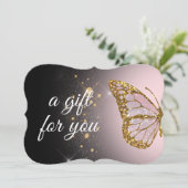 roze vlinder op zwarte achtergrond cadeaukaart kaart (Staand voorkant)