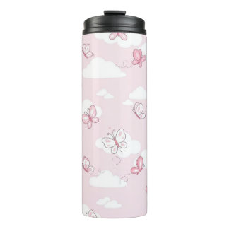 Roze Vlinder Reizen met Pastel Wolken Geïsoleerde Thermosbeker