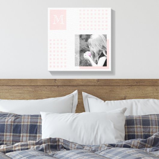 Roze voeg je foto Gingham Modern Monogram toe Canvas Afdruk (Insitu (Slaapkamer))
