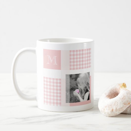 Roze voeg je foto Gingham Modern Monogram toe Koffiemok (Met donut)