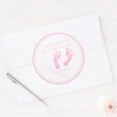 Roze Voetafdrukken Baby shower Ronde Sticker (Envelop)