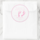 Roze Voetafdrukken Baby shower Ronde Sticker (Tas)