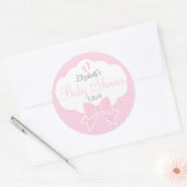 Roze Voetafdrukken Bow en Zwitserse Stippen Baby s Ronde Sticker (Envelop)