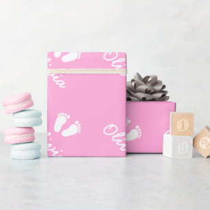 Roze voetafdrukken van baby's inpakpapier met meis