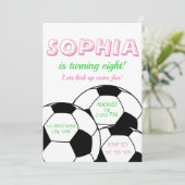 Roze Voetbal Birthday Uitnodiging voor meisjes (Staand voorkant)