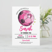Roze Voetbal Meisje Verjaardag Uitnodiging (Staand voorkant)