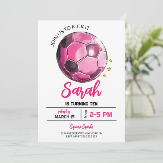 Roze Voetbal Meisje Verjaardag Uitnodiging (Staand voorkant)