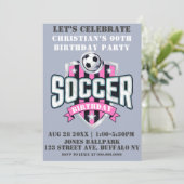 Roze Voetbal Theme Birthday Party Invitations (Staand voorkant)