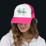 Roze vrachtwagenhoed voor vrouwen met  monogram trucker pet<br><div class="desc">Roze vrachtwagenhoed voor vrouwen met een  monogram. Kool typografische vormgeving voor meisje,  zus,  moeder,  vrouw,  bruidsmeisje,  bruidsmeisje</div>