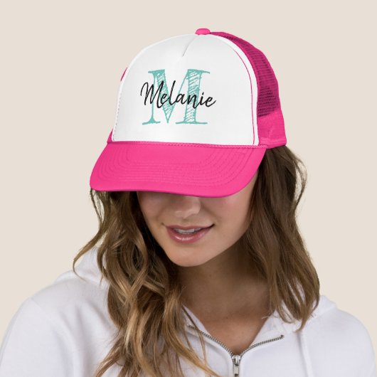 Roze vrachtwagenhoed voor vrouwen met  monogram trucker pet (In situ)