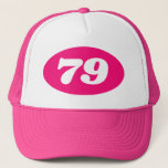 Roze vrachtwagenhoed vrouwenfeest 79th Birthday! Trucker Pet<br><div class="desc">Koel een roze vrachtwagenchauffeur die de 79ste verjaardag van de geboorte van vrouwen houdt! Voeg je eigen aangepast leeftijdsnummer toe. 70e 71e 72e 73e 74e 75e 76e 77e 78e 79e 80e e, enz. Pet met ovale logo met jaar- of leeftijdsnummer. Fun accessoire voor mannen en vrouwen die 75 worden. Fun...</div>