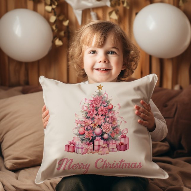 Roze Vrolijke Kerstmis Vakantie Boom Cadeaus Kussen (Cute pink Christmas tree "Merry Christmas" decorator pillow.)