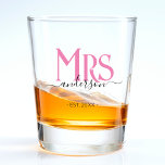 Roze Vrouw Bruid Mevrouw Bruiloft Jubileum Shot Glas<br><div class="desc">Vier je heilige huwelijk met dit schattige Mrs shot glas voor vrouwen. Pas het aan door uw achternaam / achternaam en trouwjubileumdatum toe te voegen. Roze en zwart elegant lettertype. Geweldige verjaardag of verjaardagscadeau voor een vrouw.</div>