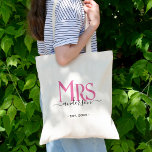 Roze Vrouw Bruid Mevrouw Bruiloft Vrijgezellenfees Tote Bag<br><div class="desc">Vier je huwelijk met deze schattige mevrouw canvas tas voor vrouwen. Pas het aan door uw achternaam / achternaam en trouwjubileumdatum toe te voegen. Roze en zwart elegant lettertype. Geweldig voor een vrijgezellenfeest of jubileum / verjaardagsdiner voor een vrouw.</div>