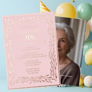 Roze Vrouwelijke 70e Verjaardag Custom Surprise Folie Uitnodiging