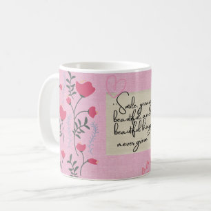 Roze vrouwelijke bloemenmok "Glimlach, je bent m Koffiemok