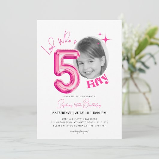 Roze Vrouwen Foto Look Whos 50ste verjaardag Kaart (Staand voorkant)