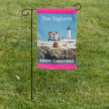 Roze vuurtoren aan de kust van de Noordzee