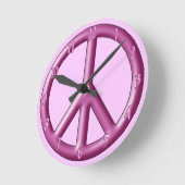 Roze wandklok van het vredesteken. (Hoek)