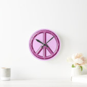 Roze wandklok van het vredesteken. (Huis)
