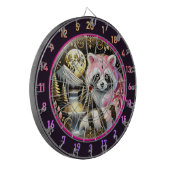 Roze wasbeer schittert onder gouden maan dartbord (Voorkant Links)