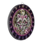 Roze wasbeer staat temidden van gouden sereniteit dartbord (Voorkant Links)