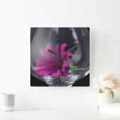 Roze wasgoed in een wijnglas vierkante klok (Huis)