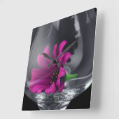 Roze wasgoed in een wijnglas vierkante klok (Hoek)