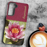 Roze Water Lily Samsung Galaxy Hoesje<br><div class="desc">Deel de delicate close-up foto van een enkele bloeiende roze waterlelie tussen leliepads op je hoesje. Personaliseer de tekst van de sjabloon,  verwijder de tekst of bewerk de tekst met het ontwerpgereedschap om een lettertypestijl,  -grootte en -kleur te selecteren die u verkiest.</div>