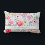 Roze waterkleurige bloemenfamilie, naam script kussen<br><div class="desc">Romantische, bohse, boho-stijl. Zachte, vrouwelijke waterverkleurde bloemen in roze, groene en perzikkleurige kleuren met een groene bladeren op een witte achtergrond. Pas jouw naam of familienaam aan en voeg toe die met een lavender gekleurd modern handgeschreven manuscript met swashes wordt geschreven. Om de spoelbeurten te houden schrap slechts de steekproefnaam,...</div>