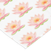 Roze waterleliebloemen op wit tafelkleed (Gekanteld)