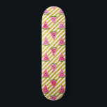 Roze watermeloen en gele streep zomerpatroon persoonlijk skateboard<br><div class="desc">Schattige roze watermeloen en geel streep zomerpatroon. Deze Fun Pink Watermelon met Black Seeds Fruit Print is perfect voor een zomerverjaardagscadeau.</div>