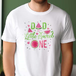 Roze watermeloen thema meisje 1e verjaardag, papa' t-shirt<br><div class="desc">Vier de heuglijke gelegenheid van de eerste zomervakantie van uw meisje met PixeliaDesigns "Watermelon Summer 1st Birthday, Dad's" shirt. Dit levendige stuk heeft een prachtig waterverf roze meloen ontwerp, aangevuld met grillige kalligrafie in een verfrissende limoengroen, perfect om de essentie van de zomer vast te leggen. Het gedurfde rode en...</div>