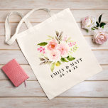 Roze Waterverf bloemen Bouquet Wedding Monogram Tote Bag<br><div class="desc">Het ontwerp van de gepersonaliseerde canvas tas is voorzien van een monogram van de bruid- en bruinnamen en de trouwdatum met een prachtige waterverf die floral bouquet is geschilderd met pastelroze,  stomheid en perziklenteslahlia en bloemen van roos,  gekoppeld aan levendige groene bladeren.</div>