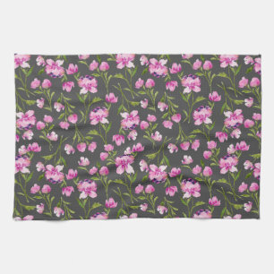 Roze waterverf bloemen op grijze keukenhanddoek