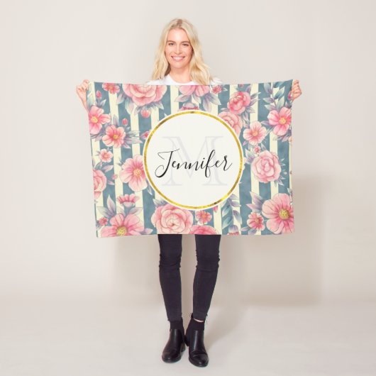 Roze Waterverf bloemen op Stripes Monogram Fleece Deken (In situ)