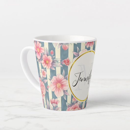 Roze Waterverf bloemen op Stripes Monogram Latte Mok (Linkerhoek)