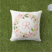 Roze Waterverf Floral Wreator Monogram Buitenkussen (Gras)